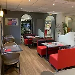 Les Commercants Hotel