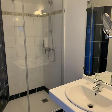 Les Commercants מלון 2*