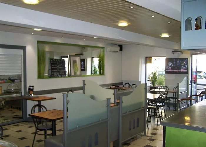 Les Commercants فندق